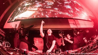 ダブステップのトップスター SKRILLEX降臨、アグレッシブな重低音にWOMB激震！東京公演レポート