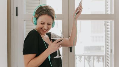 デジタル・ストリーミング・プラットフォームの登場によりリリースのハードルが下がったせいで、今では毎日とんでもない数の新曲がリリースされている!?! その数なんと…驚愕の●●曲!!
