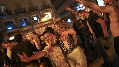 スペインでは「非常事態」「午後11時以降の外出禁止令」を解除！マドリードでは数千人が路上で酒を飲みながら規制解除を祝う