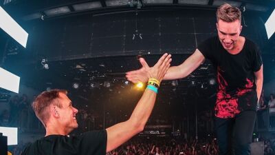 Armin van Buuren（アーミン・ヴァン・ビューレン）＆ Nicky Romero（ニッキー・ロメロ） がお互いのラジオショーを通してデジタル B2B を披露！