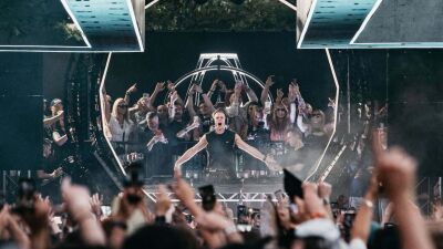 Armin van Buuren (アーミン・ヴァン・ビューレン) がオランダ開催「ASOT」25周年イベントで披露した特別なセットをYouTubeで公開