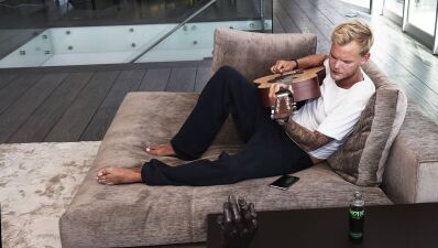 EDMシーンの伝説的DJ/プロデューサー故Avicii (アヴィーチー) の私物、メンタルヘルス改善を目指す財団『Tim Bergling Foundation』のためのチャリティーオークションに