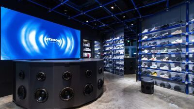 渋谷の人気スニーカー/アパレルショップ「atmos SHIBUYA」店が "NIGHT CLUB" をコンセプトにリニューアルオープン！ Manhattan Records等とのコラボTシャツも販売