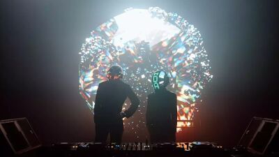 セレブリティの等身大フィギュアが並ぶニューヨークの「マダム・タッソー蝋人形館」にDaft Punk (ダフト・パンク) の超リアルな蝋人形が登場