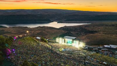 Excision (エクシジョン) 主催フェス「Bass Canyon」、昨年のLost Landsで大人気を博した、100台以上のレーザーと6000ワット以上のパワーを誇る360度ステージを導入