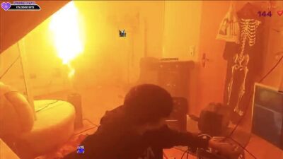 15歳のコール・オブ・デューティ（CoD）ゲーム配信者、フェスレベルのレーザー、ストロボライト、火炎放射器を部屋に設置し、勝利の度に爆音のハードスタイルを流してTwitch配信で大ハッスル