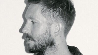 Calvin Harris (カルビン・ハリス)、先週末開催のイギリスのフェスで "Feel So Close" などの名曲や故Avicii (アヴィーチー) の "Levels" をプレイ！