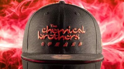 「THE BEACH 2025」出演のThe Chemical Brothers (ケミカル・ブラザーズ) と『NEW ERA (ニューエラ) 』が初コラボ、4月10日 (木) に発売開始