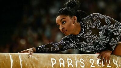パリ五輪メダリストの米体操選手シモーネ・バイルズ、パリのナイトクラブでシャンパンの価格26,000ドル (約380万円) に驚愕しSNS投稿