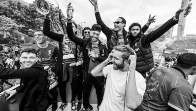 イングランドプロサッカーリーグに加盟するクラブ『リヴァプールFC』の大ファンであるCalvin Harris（カルヴィン・ハリス）、『リヴァプールFC』の祝賀会「バスパレード」にサプライズ参加！
