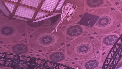 LAの歴史的建造物を再利用したベニュー「EXCHANGE」大雨の後、Brennan Heart (ブレナン・ハート) のDJセット中にクラブの天井の一部が崩落