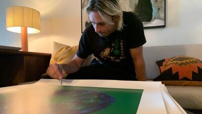 Flume（フルーム）、"Never Be Like You” のサイン入りサウンドウェーブ・アートプリントを販売、利益の100％を戦争で被害を受けた子どもたちへの支援のために寄付