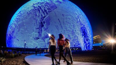 ラスベガスの球形複合アリーナLas Vegas Sphere (ラスベガス・スフィア) 、アラブ首長国連邦の首都アブダビに同様のアリーナ建設に向けて売り込み中