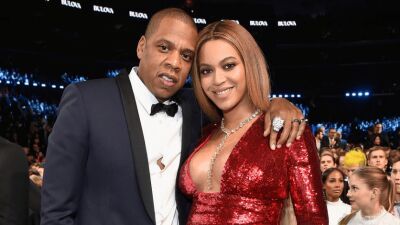 グラミー賞授賞式、今年は多くのアーティストがドレスに白バラを付けるその深い理由とは。。。