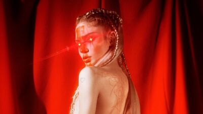 Grimes（グライムス）、過去にパパラッチされたキス写真をリークしたインディーズ音楽ブログに対する違法サイバー攻撃＆恐喝に関与していたことを告白「それは私の（人生で）最もクールなハッカーの瞬間」