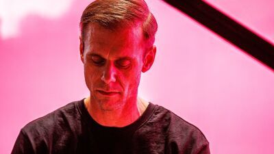 Armin van Buuren (アーミン・ヴァン・ビューレン) が全15曲が収録された初のアコースティック・アルバム『Piano』を発表、10月31日にリリース決定