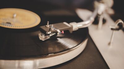 ワーナー・ミュージック・グループと米国各地の独立系レコード店が、不要になったり再生できないレコードを回収し再利用を目指すプログラムを試験的に実施中