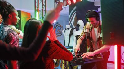米ミュージシャン組合UMAW、グッズ売上からのキックバック、アーティストへの出演枠料要求、来場者数でギャラが変動するシステムの廃止を求めて全米の会場に署名要求