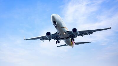スペインの空港拡張計画にイビサ、マヨルカ、バルセロナで数千人規模の反対デモ、地元住民はオーバーツーリズムに拒絶感「大きなイビサではなく、住めるイビサを」