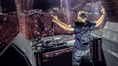 【動画アリ】世界トップDJのMartin Garrix (マーティン・ギャリックス) 、プライベートで出席した友人の結婚式にてフォーマル姿でDJセットを披露
