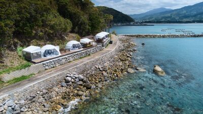 福岡県糸島市に2022年3月オープンしたばかりの、美しい海と山を望む糸島の自然を体感するオーシャングランピング『糸島グランピングヴィレッジ ー地球MIRAIー』が超豪華！
