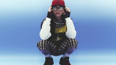 Billie Eilish (ビリー・アイリッシュ) 、最新作『Hit Me Hard and Soft』から90年代を彷彿とさせる "LUNCH" のミュージック・ビデオを公開