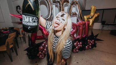Avril Lavigne（アブリル・ラビーン）、Marshmello（マシュメロ）& Travis Barker（トラビス・バーカー）とコラボの新曲「Bite Me」をリリース！