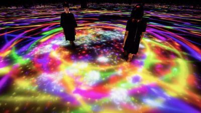 【東京・豊洲チームラボプラネッツ】冬の期間限定、温かいお湯に入って作品を体験！「人と共に踊る鯉によって描かれる水面のドローイング」開催