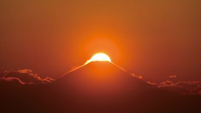 "レイライン" 上にある都内屈指のパワースポット「東京スカイツリー」展望台から富士山頂付近に夕日が沈む、超ご利益がありそうな「ダイヤモンド富士」が2022年2月2日～4日に見れる！