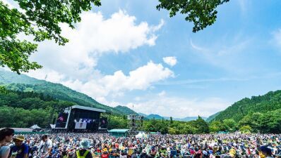 国が違えば反応も違う？【FUJI ROCK FESTIVAL'21】新型コロナ禍における感染防止対策ルール、海外のEDMメディアはこんな点にビックリ「会話を控える？」「ハイタッチ禁止!?」