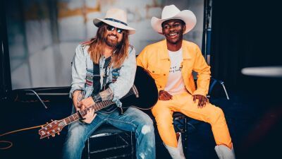 今年19週連続一位という歴史的なヒットを記録した「Old Town Road」プラチナディスクの巨大過ぎる飾り額が話題に