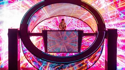 今後のツアーでも使用される可能性大！ Zedd が近未来的でド派手なステージセットを披露