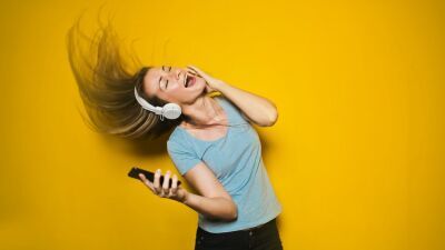 【クリスマスプレゼントの参考に！】音楽プロデューサーが泣いて喜びそうなプレゼント５選
