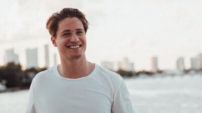 Kygo（カイゴ）が瞑想アプリ「Calm」とコラボし、ストレス軽減のために再加工された最新アルバム『Golden Hour』のチルミックスを発表！