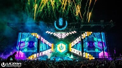 【珍騒動】Ultra Miami に海から侵入してタダで入ろうとした男、パトロール中の警察官に捕まるも、無料のVIPリストバンドをGETしてウェットスーツを着用したままフェス参加