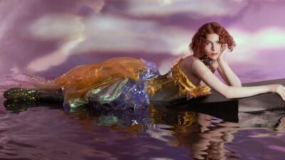 Electronic MusicシーンをリードするDJ/ProducerにしてトランスウーマンのアイコンでもあるSOPHIE（ソフィー）、アテネにて満月を見るために高所に登り転倒して死去、享年34歳