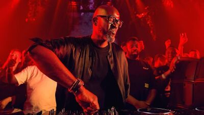 南アフリカ出身のハウスDJ/プロデューサーBlack Coffee (ブラック・コーヒー) が今春、コロラドの神秘的なヴェニュー「Red Rocks」デビューを果たす