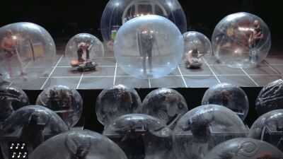 【クリエイティブ過ぎるソーシャルディスタンス】The Flaming Lips（フレイミング・リップス）による、バンド・観客1人ずつ巨大風船の中で開催するライブがスゴイ！