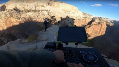 アメリカ・ユタ州の「最も危険なハイキングコース」DEADLY ANGELS LANDING をハイキングしながらDJするエクストリームDJが登場【動画あり】