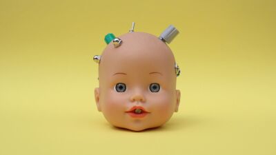 【Baby Bot】カワイイやらキモいやら……ライブで使ったらインパクト絶大過ぎる人形型モジュラーシンセサイザー