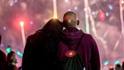 【そりゃそうだ】寝る前に聴く最も人気な音楽のジャンルは……なんと『EDM』という調査結果が!? 一方で「よく眠れない」との報告も