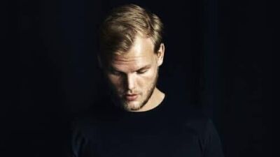 謎大きAvicii (アヴィーチー) の死について、長年のマネージャーAsh Pournouri (アッシュ・ポウノウリ) が「語られていない真実を語る時期が来た」と声明文を発表