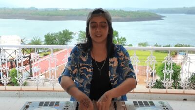インド・ムンバイを拠点に活動するアーティストTRYPS、「世界初のパラグライダーに乗った女性DJ」としてインド上空を飛行しながらDJプレイ【動画あり】