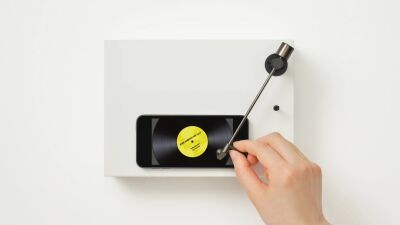 iPhoneをアプリとデバイスでレコードプレイヤーに変身させる!? アナログ盤のようにスマホで音楽を楽しむスマホのターンテーブル「TurnT」先行開発プロトタイプ発表