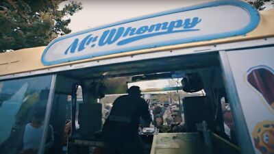 アイスクリーム・トラックを移動式 DJ ブース付きのレイヴ・トラックに魔改造した「Mr.Whompy」次の継承者となる買い手を探し中…