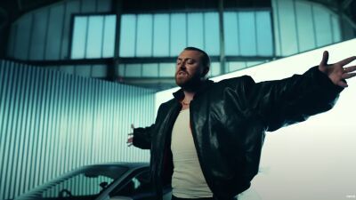 Calvin Harris (カルヴィン・ハリス) と Sam Smith (サム・スミス) のコラボ曲「Desire」MVが公開、Sam Smithがレースカーの前で熱唱、Calvin Harris