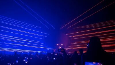 Excision (エクシジョン) 主催フェス「Thunderdome 2022」にて、スター・ウォーズをテーマとした新たなイントロを公開、ライトセーバーを模したレーザーが超カッコいい演出に…!!