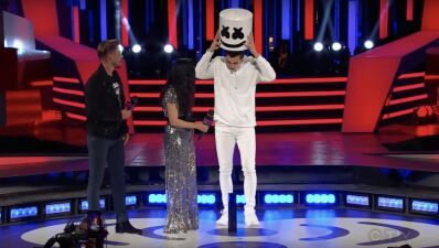 Marshmello が MMVA 授賞式でついにヘルメットを脱ぐ！