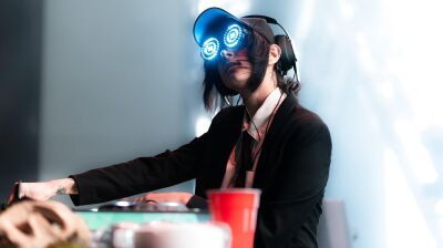 今年6月にレーベル発足とイベント開催を示唆していたREZZ（レズ）が、いよいよ自身のレコードレーベル『HypnoVizion』をローンチ、新曲を今月リリース