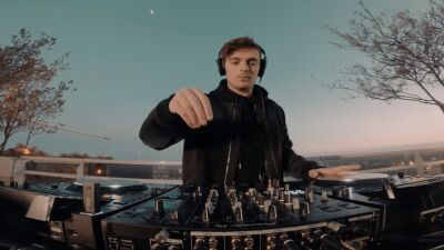 Martin Garrix（マーティン・ギャリックス）、事前収録した屋上でのプレイ動画を放映、新型コロナ騒動の中パーティーをしているのではと勘ぐった警察が確認に訪れる
